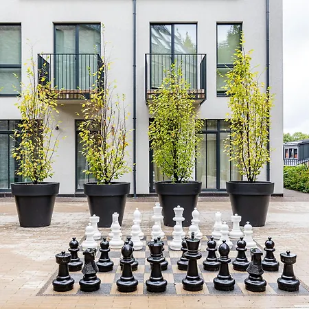 Center Studio, 24 Butas